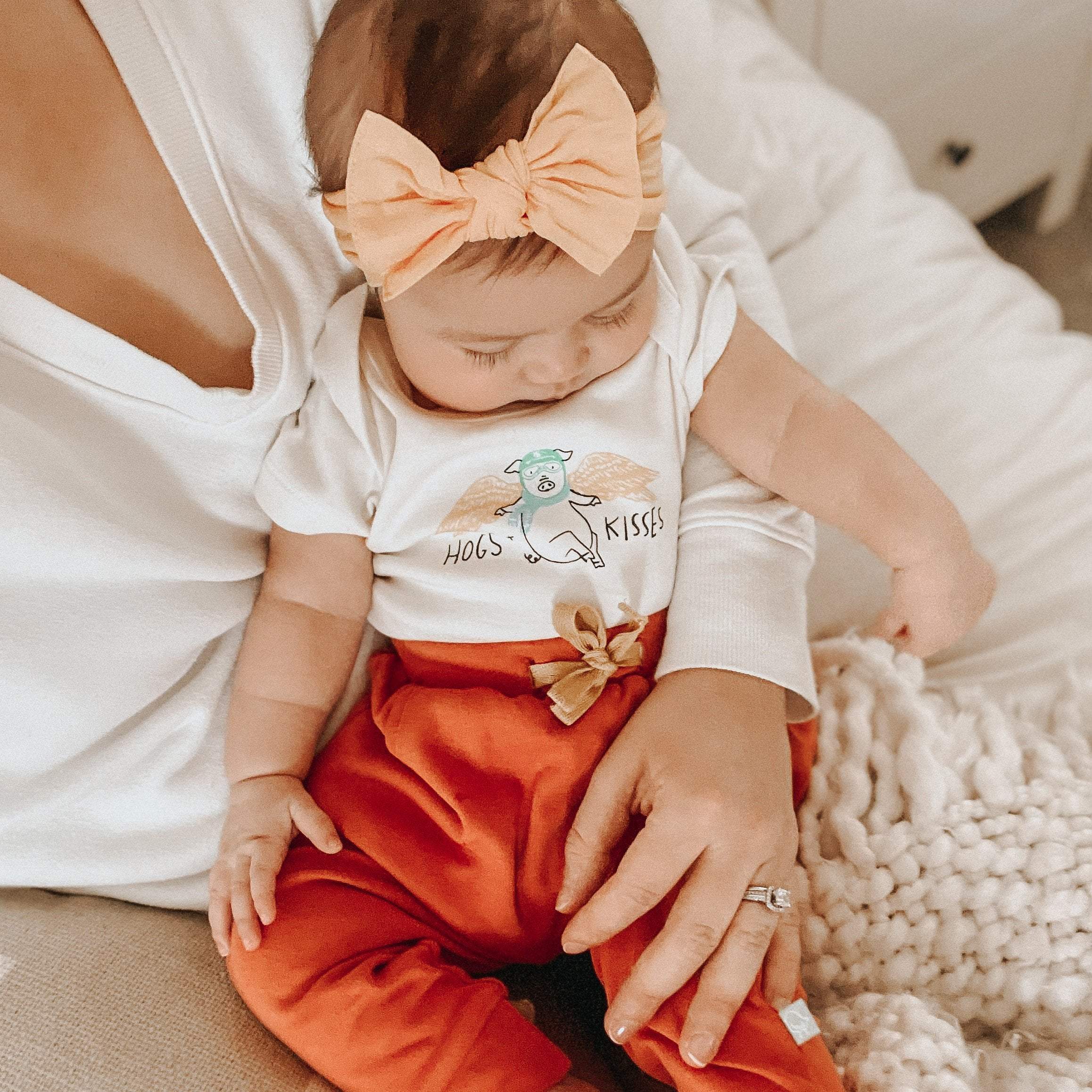 graphic-bodysuit-hogs-and-kisses-Gift-Baby-Toys-3