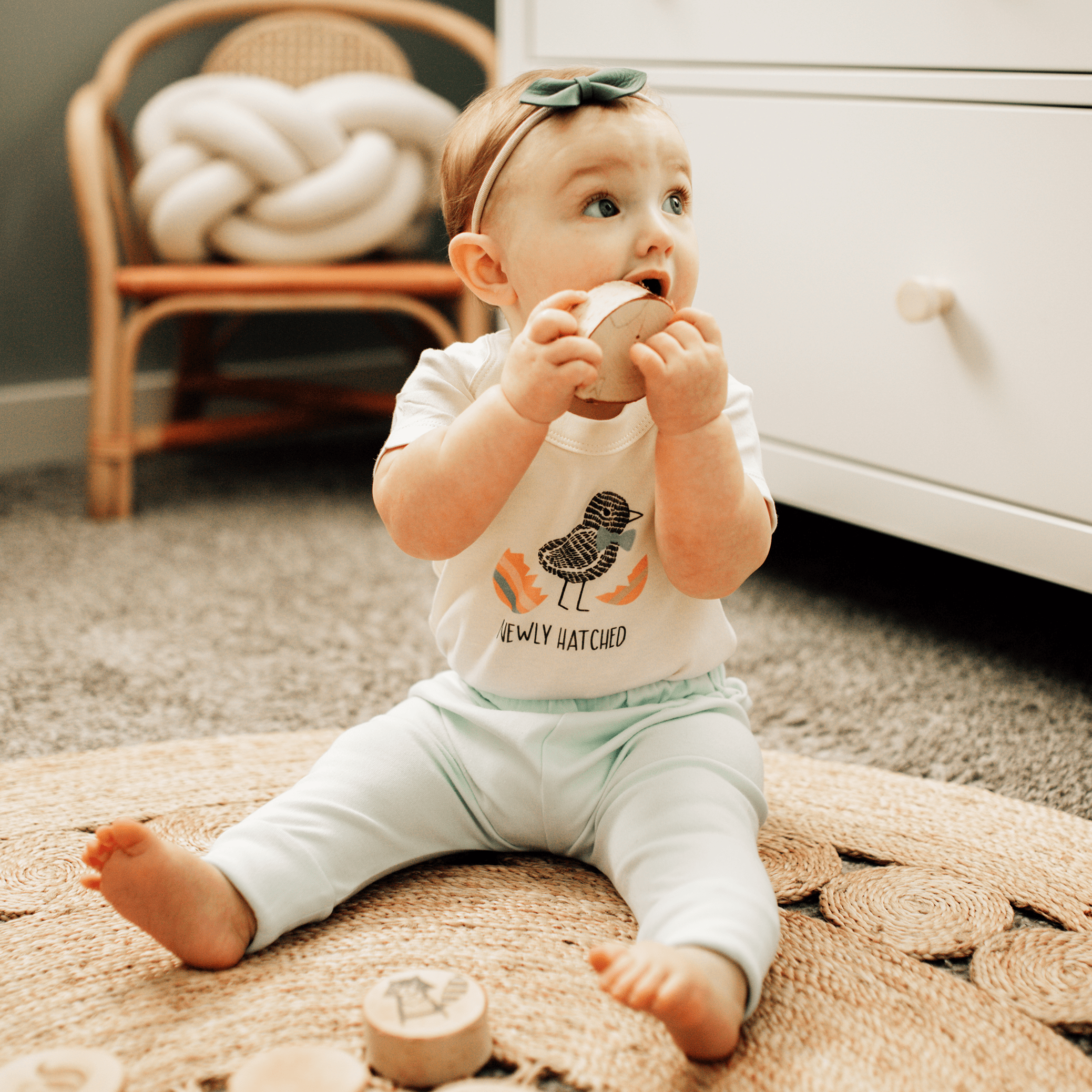 graphic-bodysuit-set-spring-4-pack-1-free-Gift-Baby-Toys-2