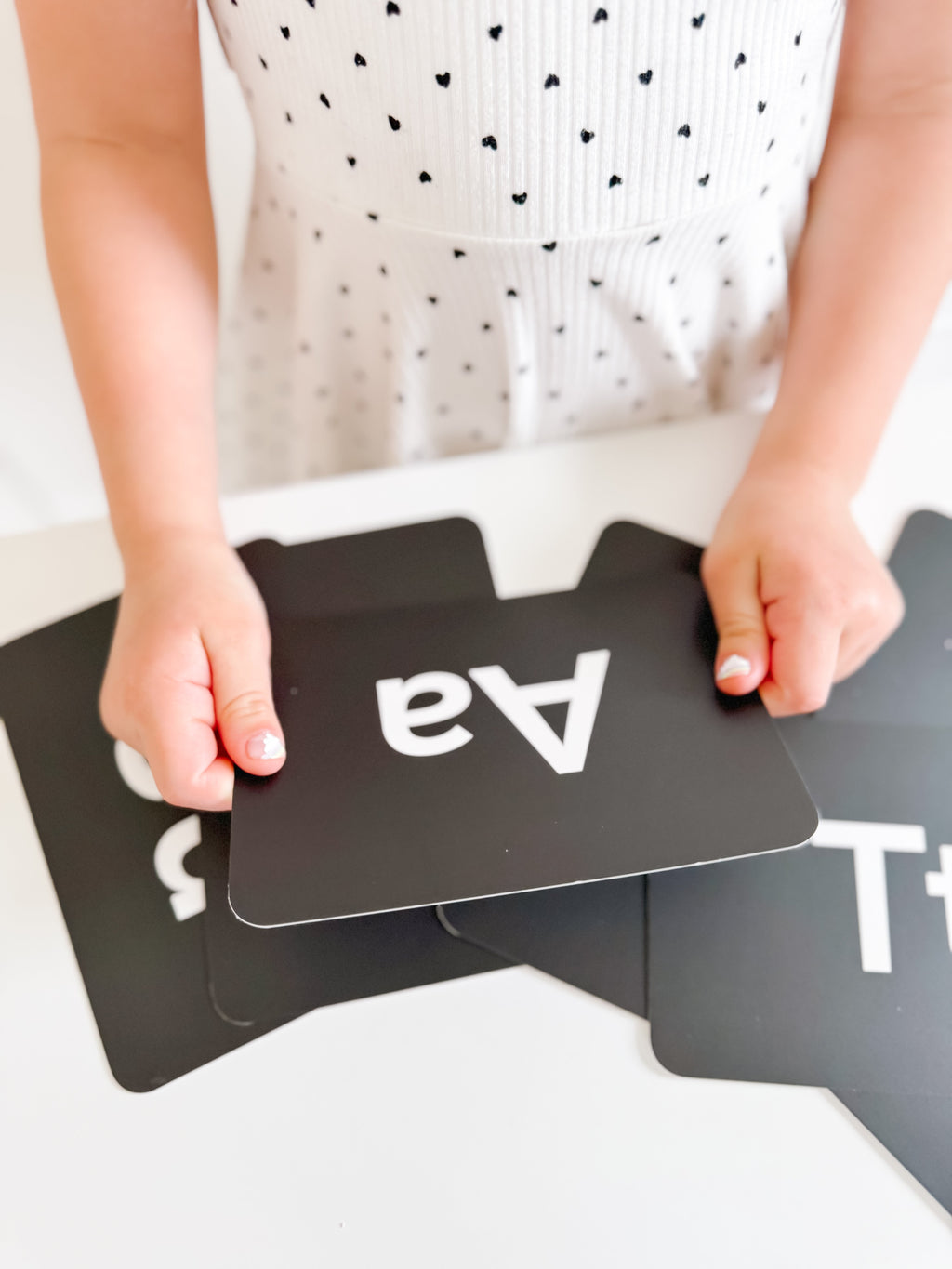 black-and-white-letter-flashcards-Gift-Baby-Toys-1