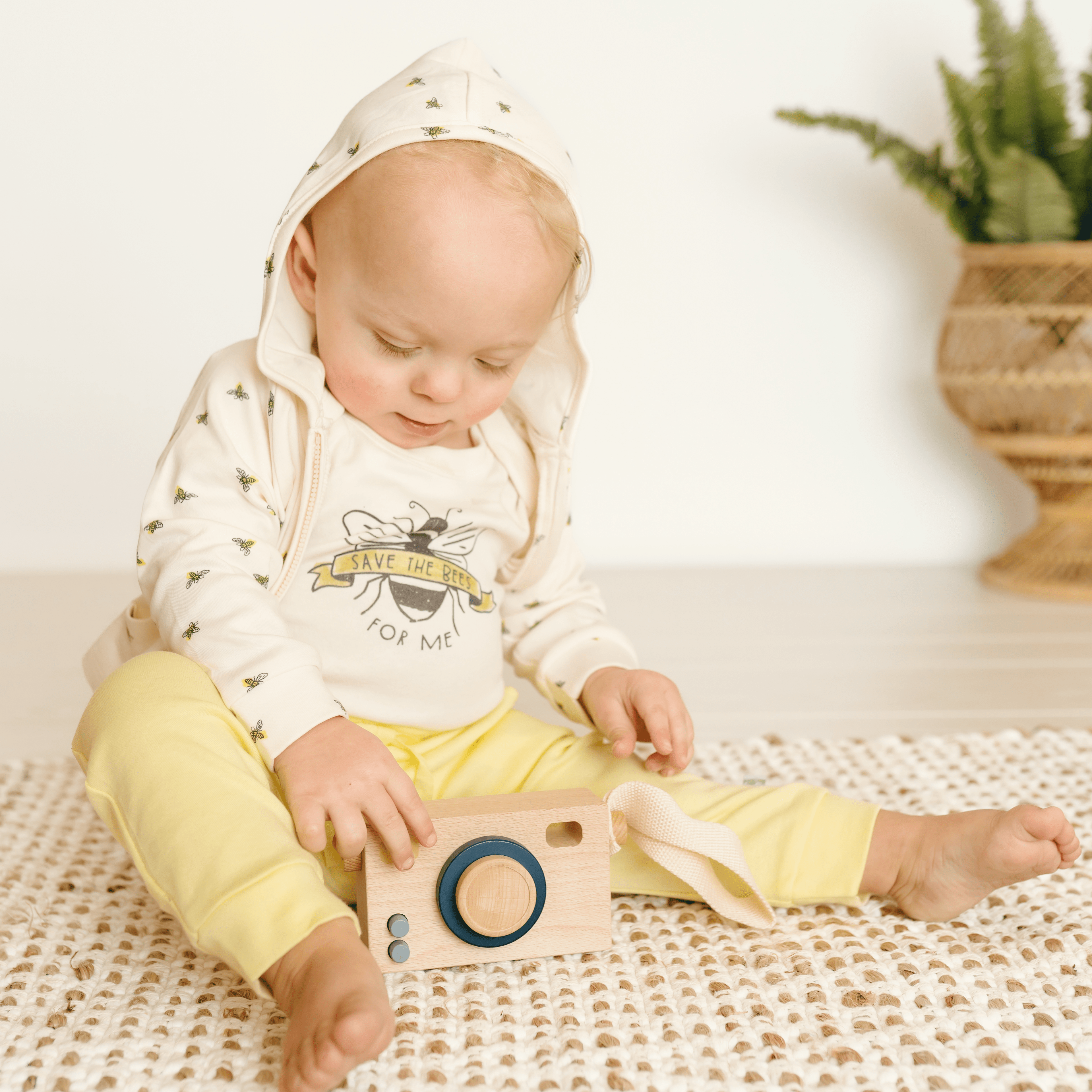 graphic-bodysuit-save-the-bees-Gift-Baby-Toys-3