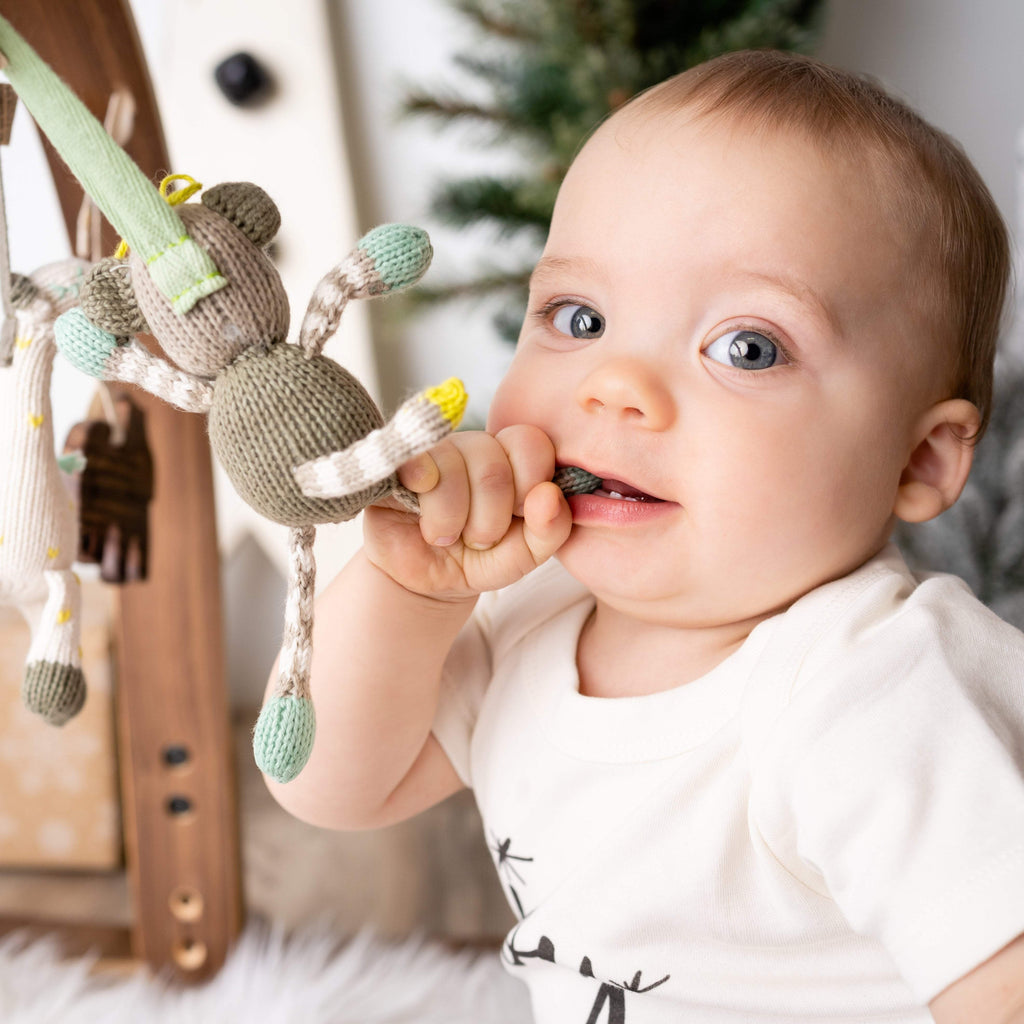 knit-stroller-toy-theo-the-monkey-Gift-Baby-Toys-2