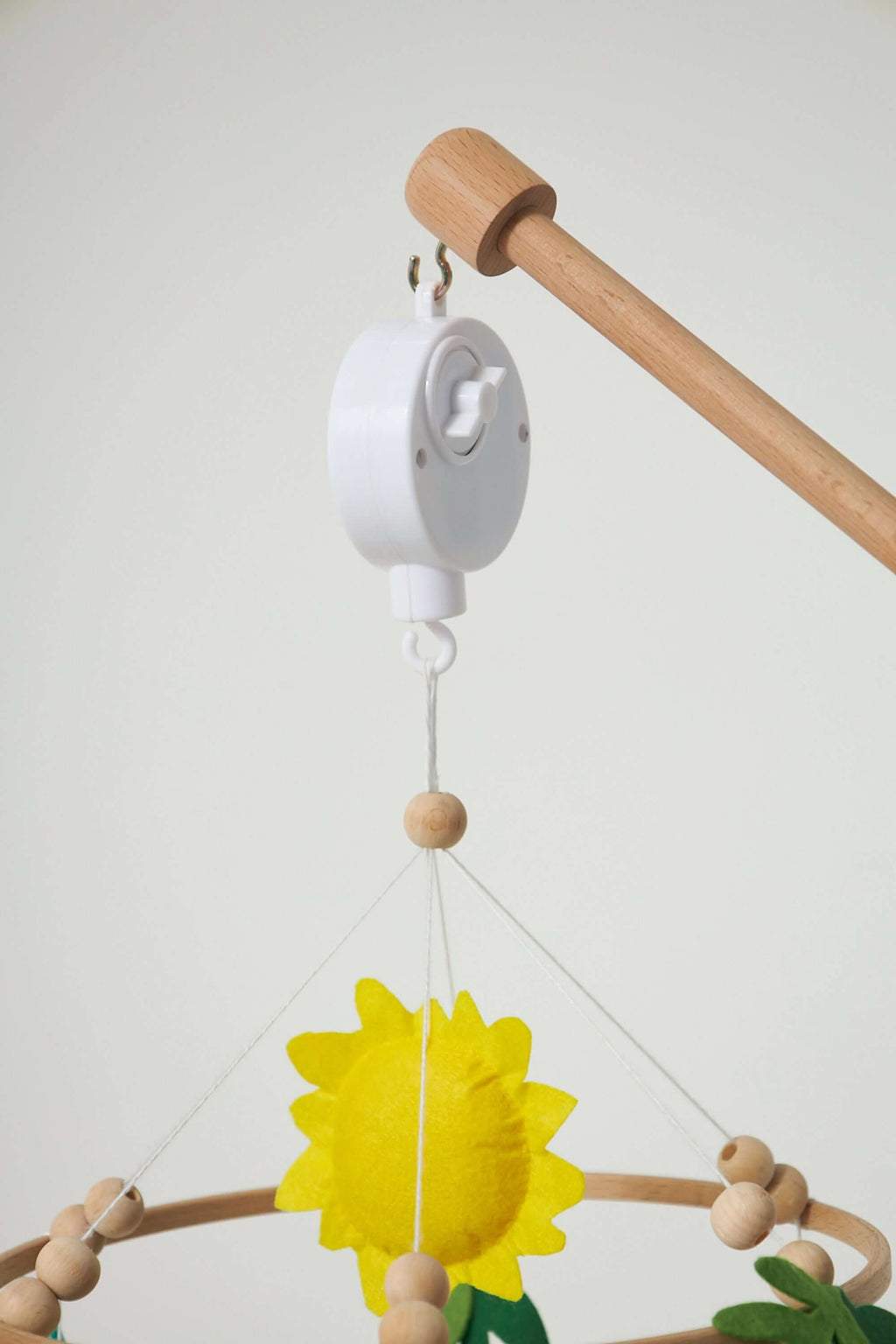 montessori-baby-mobile-set-Gift-Baby-Toys-4