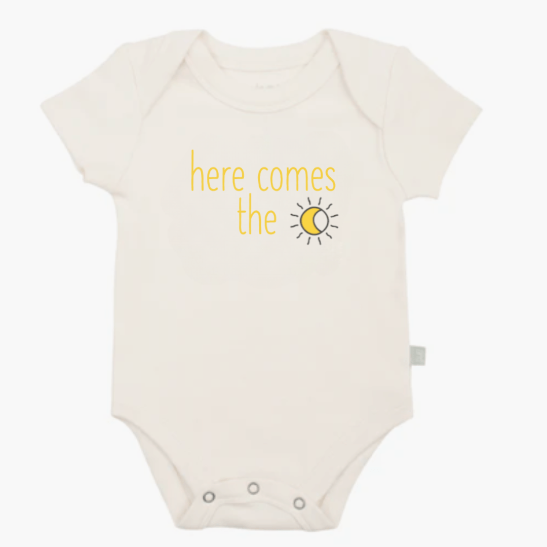 graphic-bodysuit-here-comes-the-sun-Gift-Baby-Toysbodysuits-1