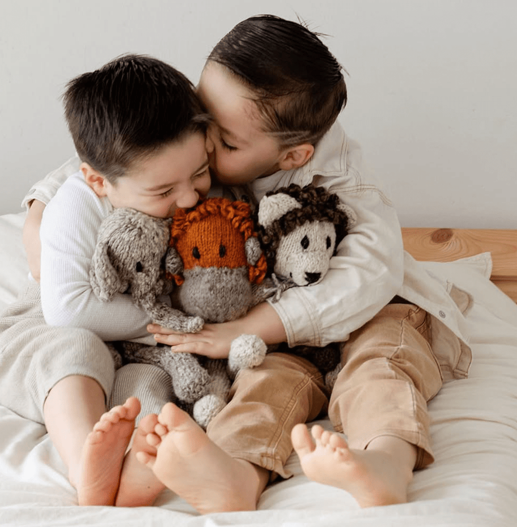 organic-wool-knit-hand-puppet-gerald-the-giraffe-Gift-Baby-Toys-2