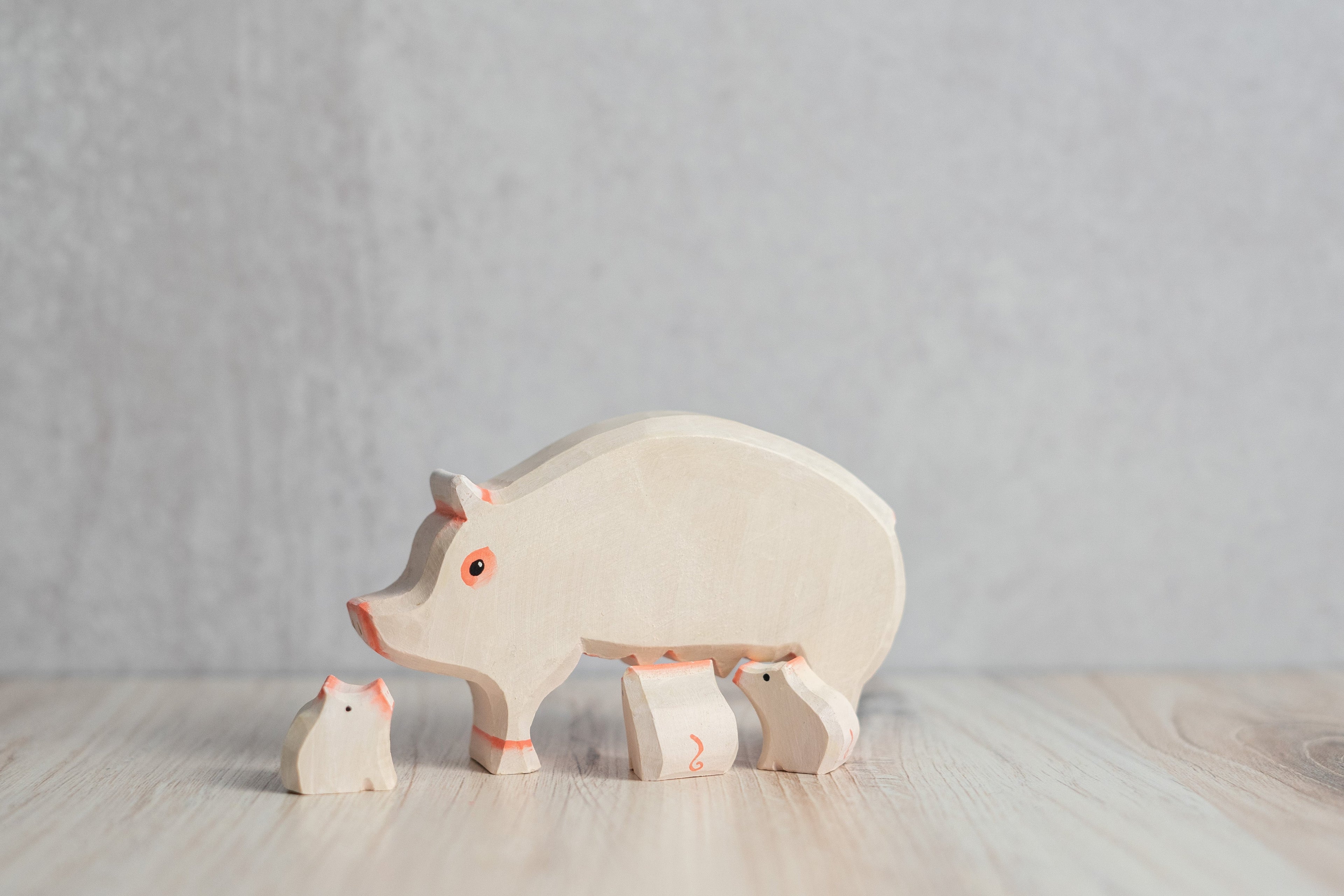 wood-carved-pig-with-piglets-Gift-Baby-Toys-1